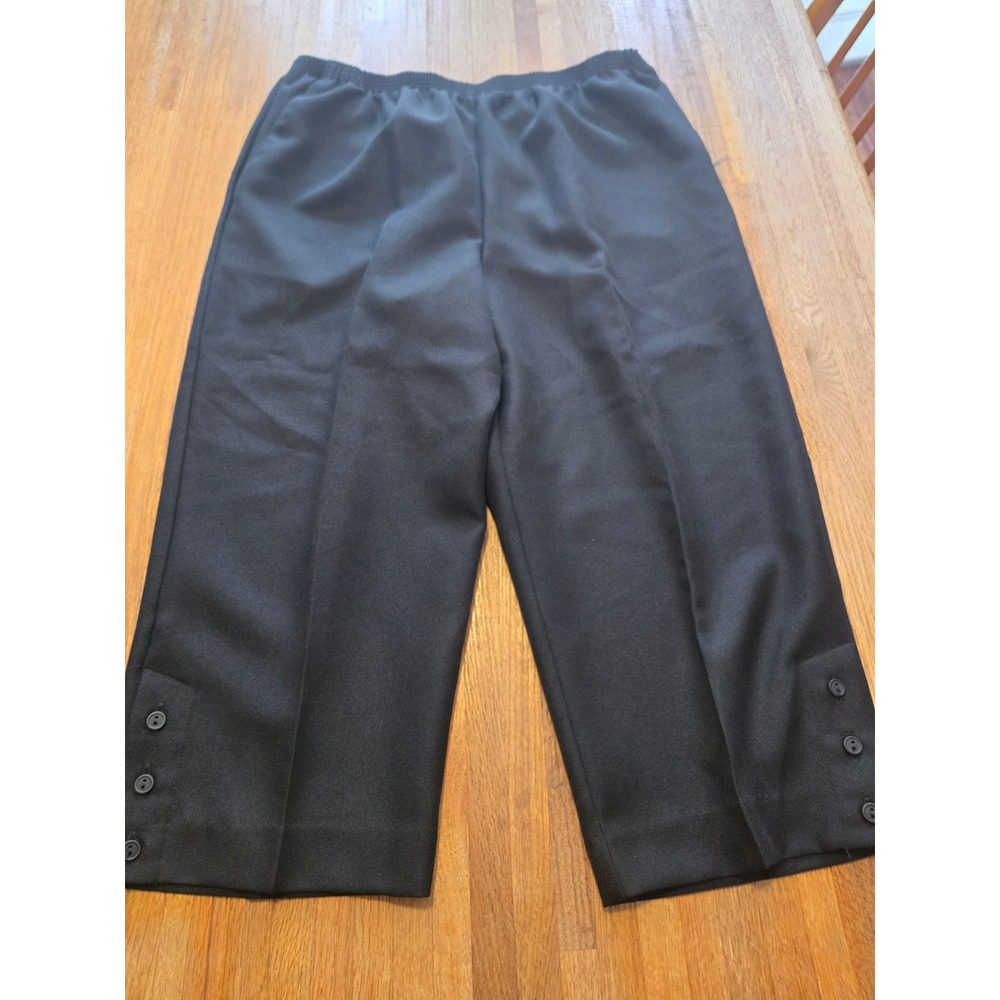 Alfred Dunner Women 16 Black Elastic Waist Button Hem Slash Pocket Dress Capris